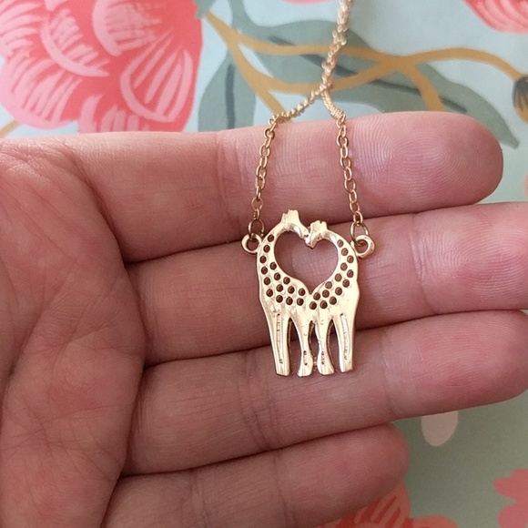 Nwot dainty gold giraffe charm dainty necklace - Picture 2 of 3